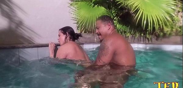  Nego Catra não para depois da cena cai na piscina e fode o cú da Bianca Naldy dentro da água - Capoeira Ator